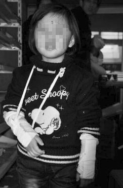 һ��(g��)СŮ�����p�ֹ���������Ę��߀�кܶ�Ѫ��